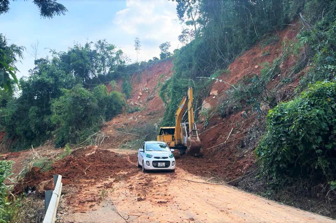 After the route was opened, Lam Dong province allowed people and some types of vehicles to travel on Gia Bac Pass. Photo: Phuc Khanh