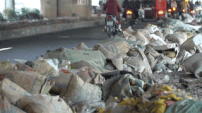 Garbage flooded along Ring Road 3, environmental workers say it cannot be treated