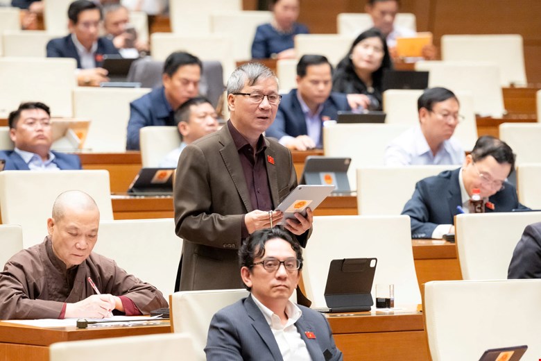 グエン・アイン・チー議員は、我が国のすべての小規模および中規模水力発電プロジェクトを再検討することを提案しました。洪水が発生し、住民に損害を与えた場合は、適切に補償しなければなりません... 写真:Quochoi.vn