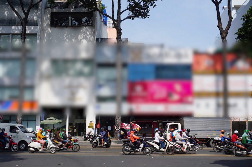 Các nhà ở kết hợp kinh doanh nằm san sát nhau, biển quảng cáo cỡ lớn che kín mặt tiền. Ảnh: Như Quỳnh