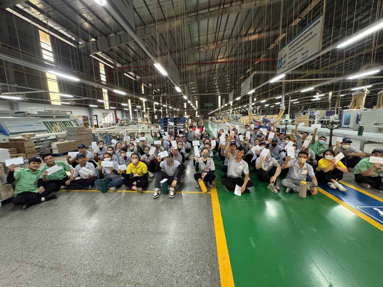 Cong ty trao tien thuong hoan thanh cong viec cho nguoi lao dong. Anh: CDCS cung cap