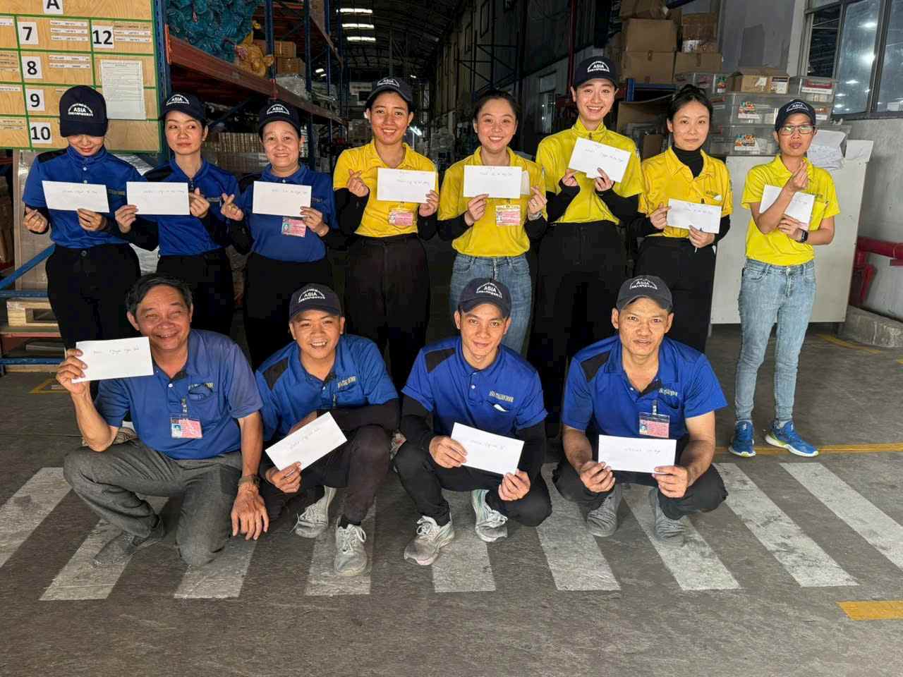 Les ouvriers sont ravis de recevoir des primes pour l'accomplissement de leurs tâches. Photo : CĐCS fournie