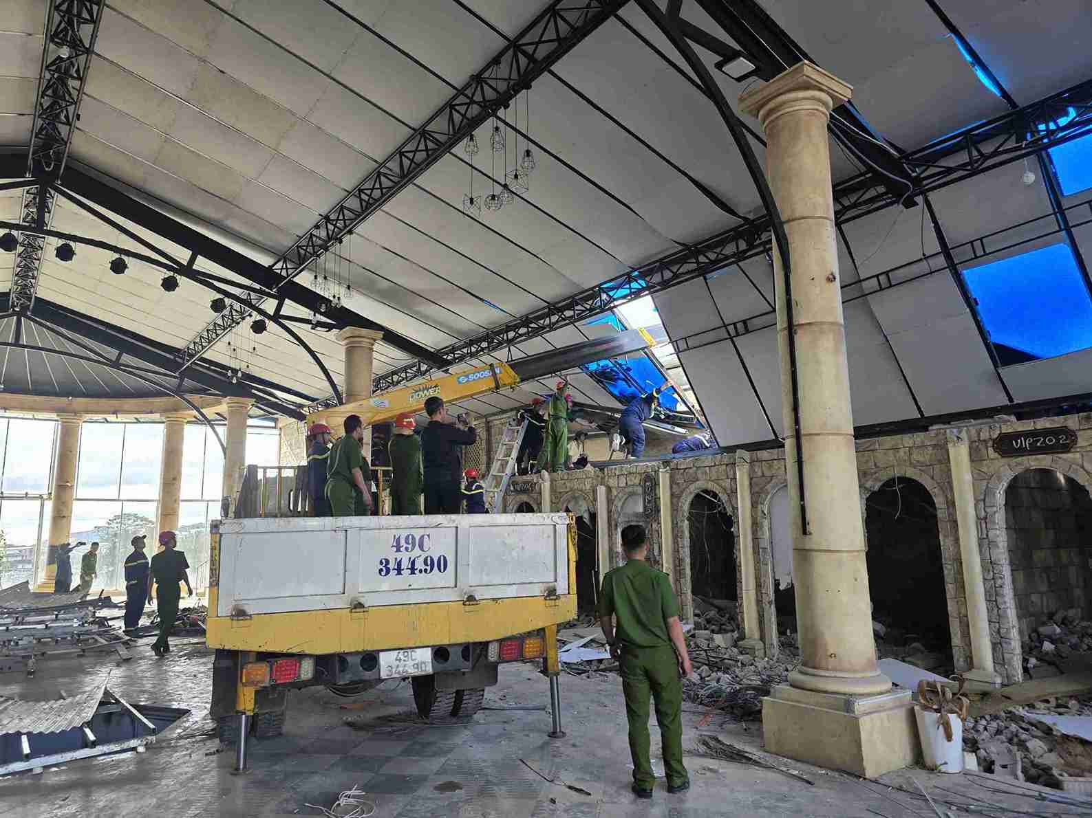 ダラットのレストランの屋根が崩落し、作業員1人が死亡した事件の現場。写真:Phuc Khanh