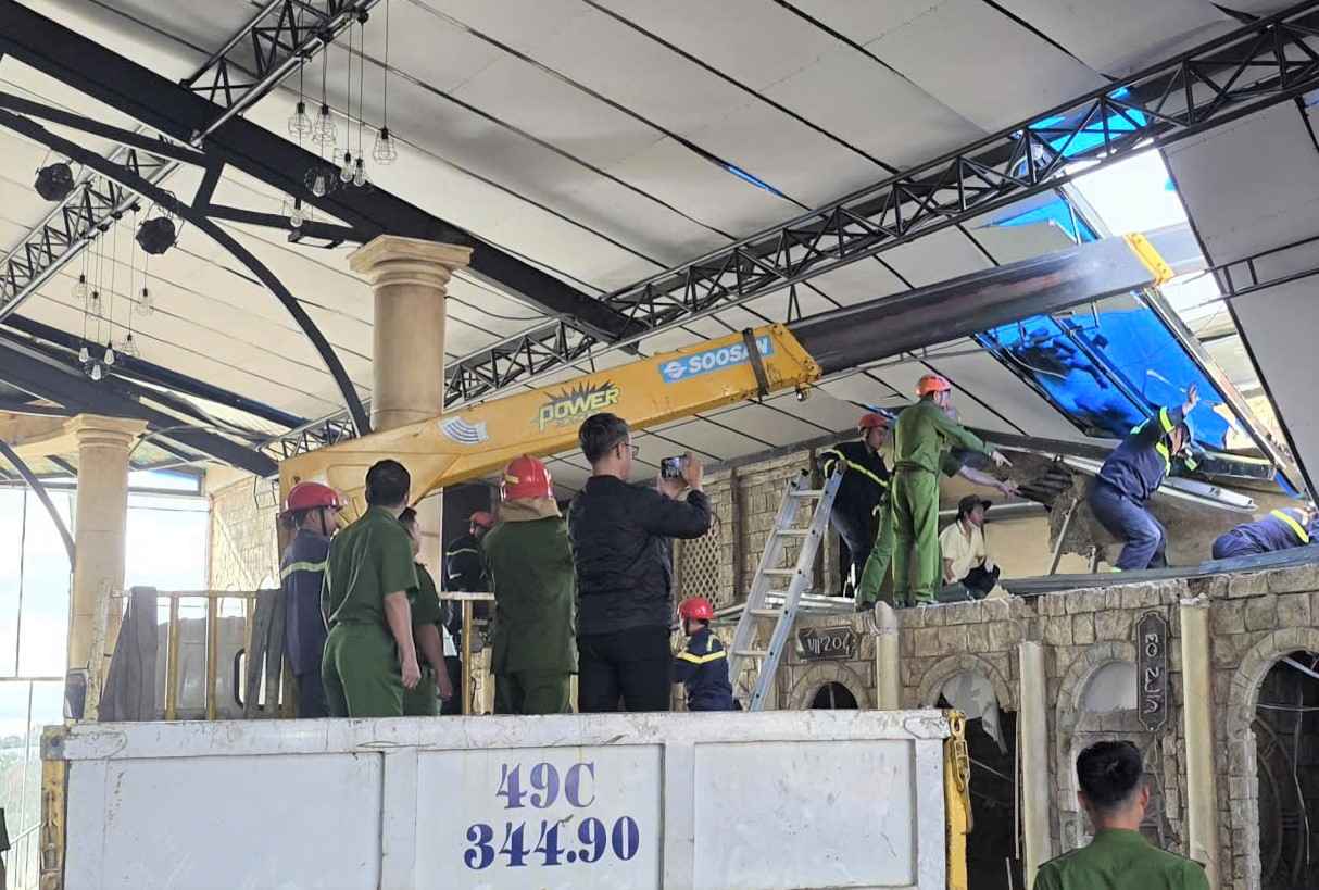 Cac luc luong trien khai cong tac cuu ho tai hien truong. Anh: Than Hy