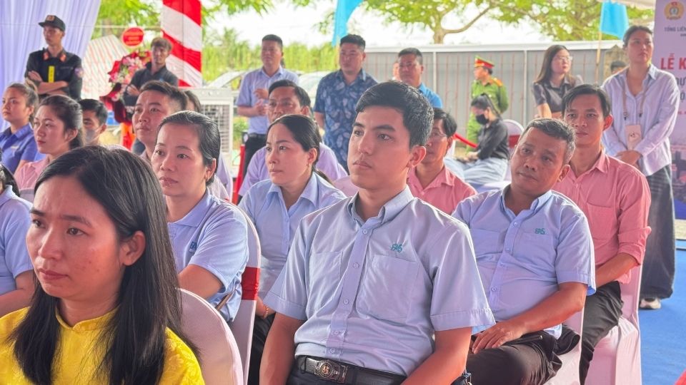 Cong nhan tai cac khu cong nghiep Vinh Long mong muon tiep can nha o xa hoi thuan tien, gia hop ly va lai suat vay thap. Anh: Hoang Loc