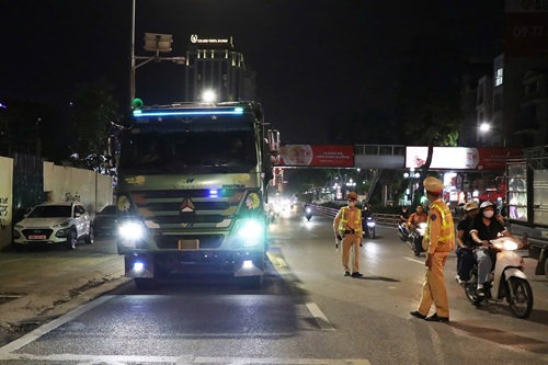 CSGT kiểm tra phương tiện chở vật liệu xây dựng tại các tuyến cửa ngõ Thủ đô. Ảnh: CSGT