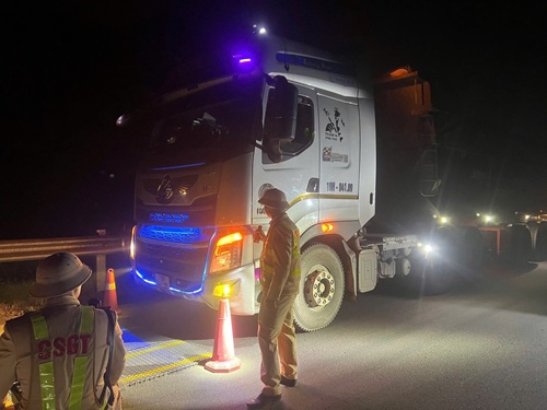 Hanoi Traffic Police handle a series of overloaded vehicles overnight. Photo: CAHN