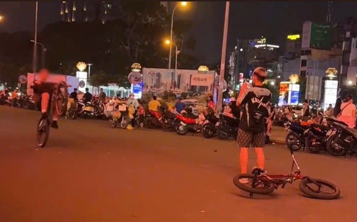 Two teenagers riding a bicycle on a bicycle on Tran Hung Dao Street were discovered by the traffic police and fined. Photo: PC08