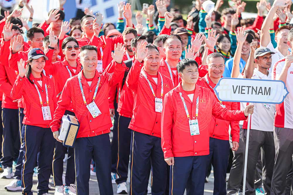 Các thành viên đoàn Việt Nam phấn khởi tham dự lễ thượng cờ. Ảnh: Bùi Lượng