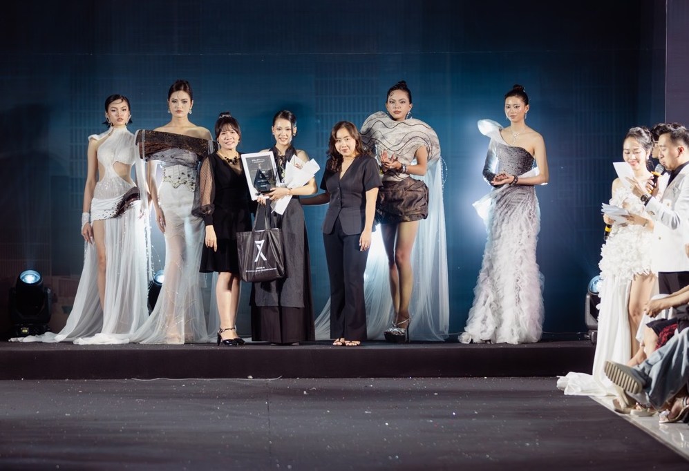 Nguyễn Bảo Châu với bộ sưu tập “Wormhole” mang tinh thần khoa học viễn tưởng