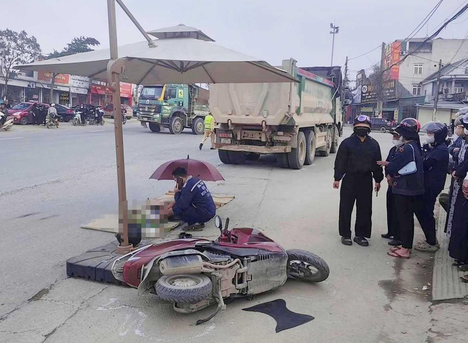 The scene of the accident where the woman riding the motorbike died on the spot. Photo: Quang Tuan.