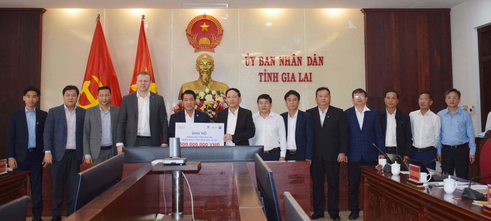 Tập đoàn De Heus và Tập đoàn Hùng Nhơn đã trao tặng 500 triệu đồng hỗ trợ người dân Gia Lai khắc phục hậu quả sau bão lũ. Ảnh: Thanh Tuấn 