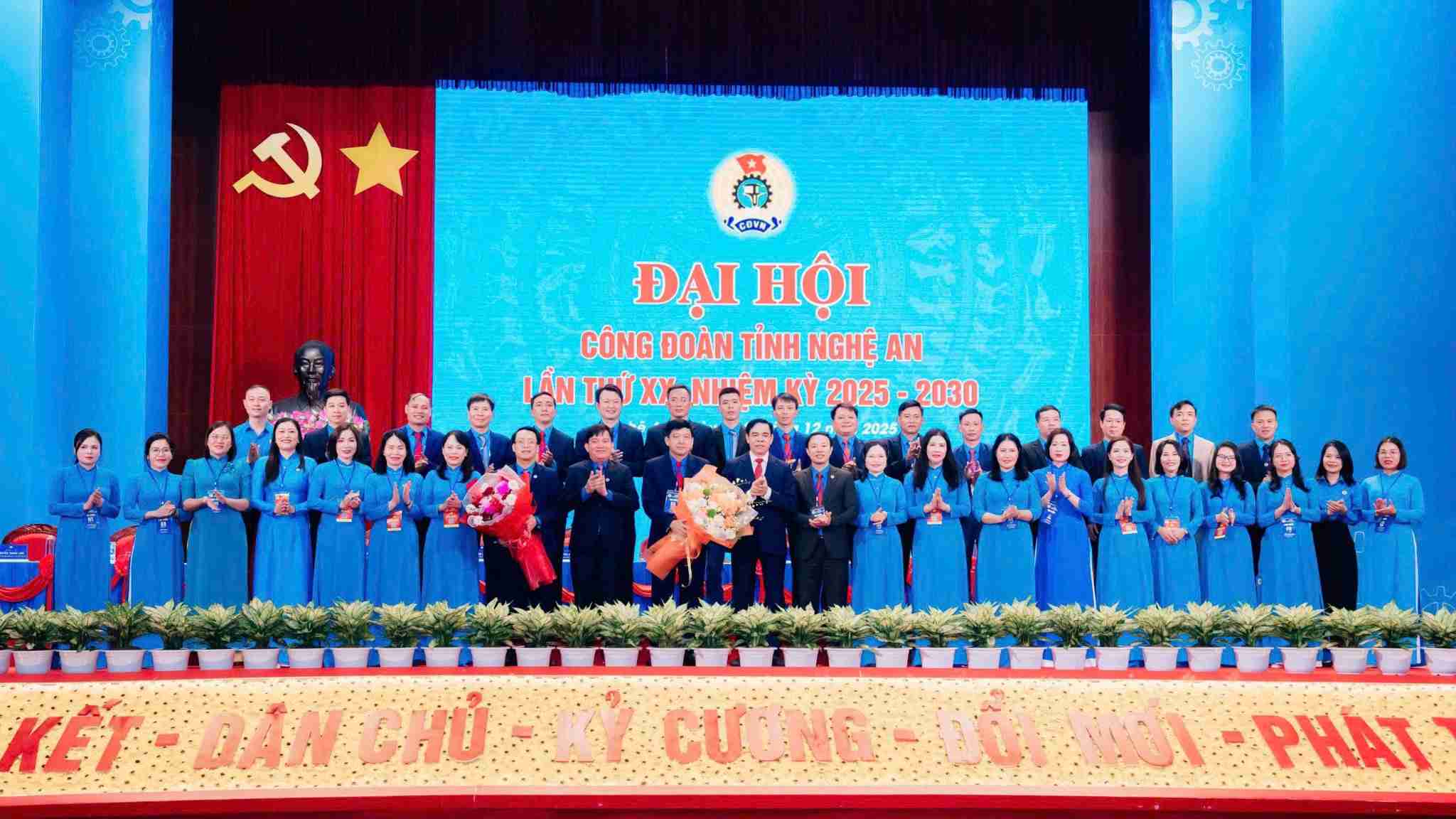 Lãnh đạo Tổng Liên đoàn Lao động Việt Nam và UBND tỉnh Nghệ An tặng hoa chúc mừng Ban Chấp hành Công đoàn tỉnh khoá XX. Ảnh: Duy Chương