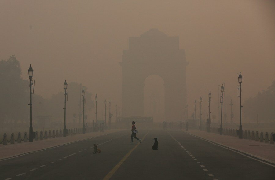 A person walks near the Indian Gate amidst the dense fog in New Delhi, India. Photo: Xinhua