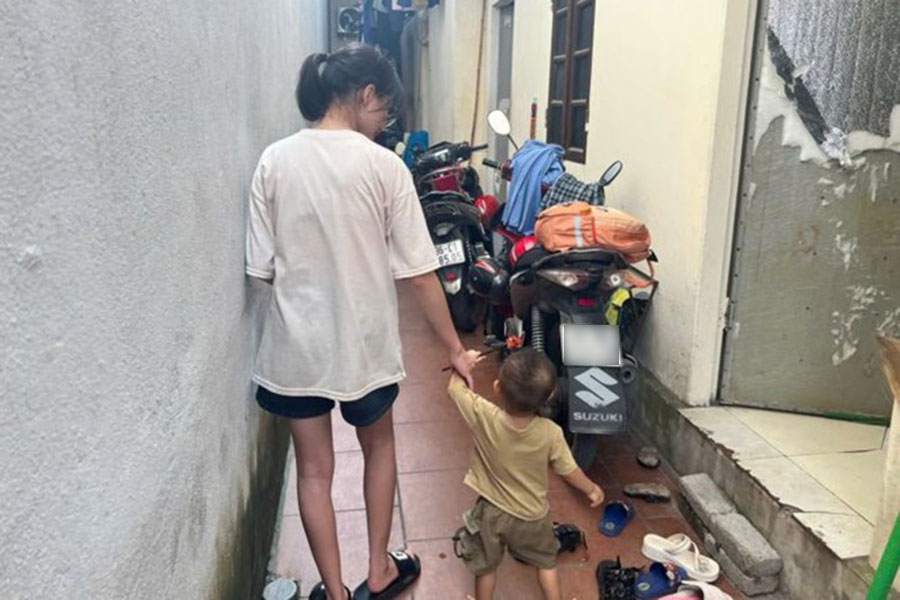 Nhiều công nhân ở khu công nghiệp lo lắng khi gửi con ở lớp trông trẻ tư nhân. Ảnh: Minh Hương