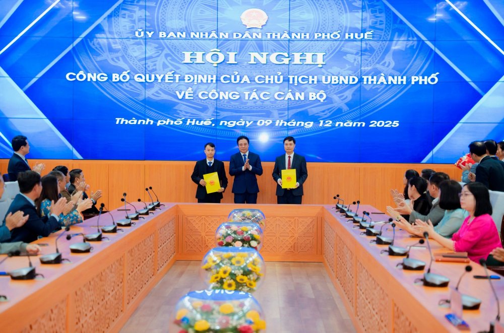 Ong Hoang Viet Cuong (bia phai) - Bi thu Dang uy, Chu tich HDND phuong Phong Dien, duoc bo nhiem giu chuc Chanh Van phong UBND TP Hue. Anh: Ngoc Van