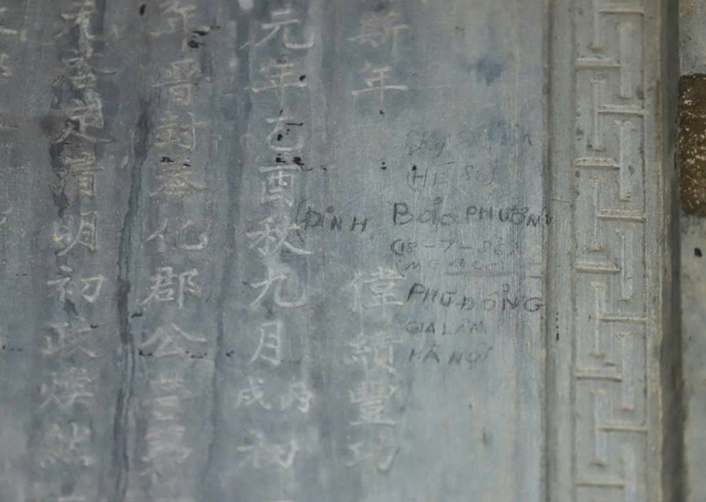 The stele "Thanh Duc Than Cong Bi Ky" at the Mausoleum of King Khai Dinh in Hue was engraved with sharp, unforgettable letters by tourists, stacked with original Chinese characters. Photo: Tuong Minh
