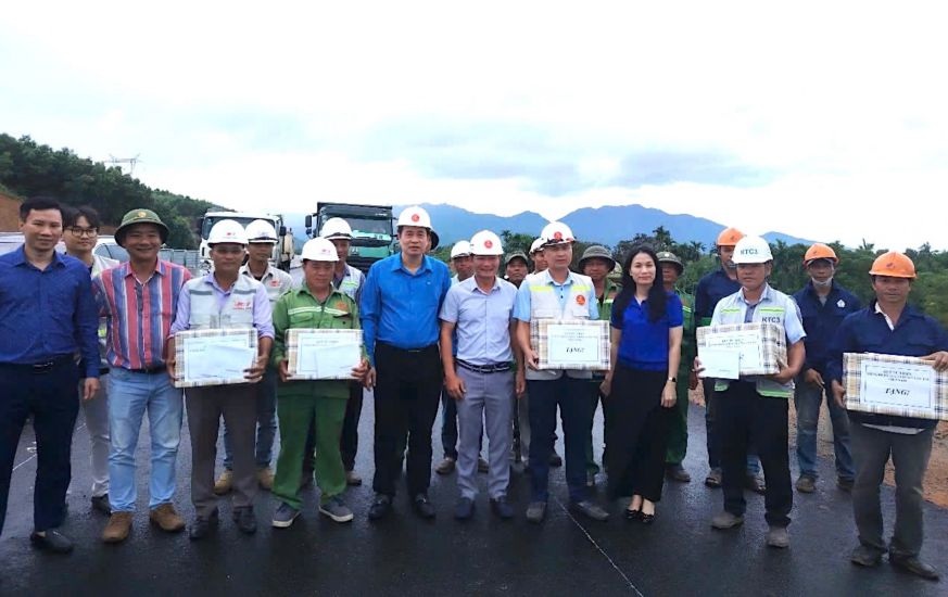 Leaders of the Vietnam Construction Trade Union presented gifts to workers at the Hoa Lien - Tuy Loan Expressway construction site. Photo: Van Quyet