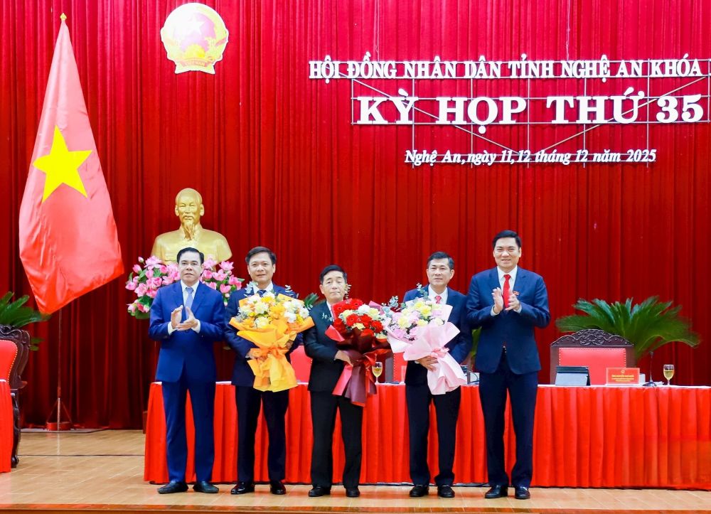 Lanh dao tinh Nghe An tang hoa chuc mung tan Pho Chu tich UBND tinh Thai Van Thanh va cac dong chi vua duoc mien nhiem, bau lam Uy vien UBND tinh. Anh: Thanh Duy