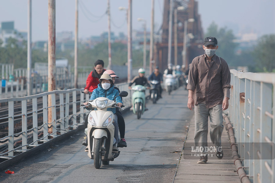 Da so nguoi tham gia giao thong deu trum kin, trang bi day du ao khoac, khau trang de tranh o nhiem. Anh: Viet Anh