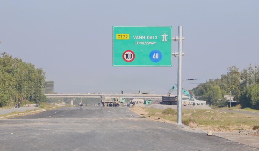 Công nhân lắp đặt biển báo, hoàn thiện các hạng mục phụ trợ.