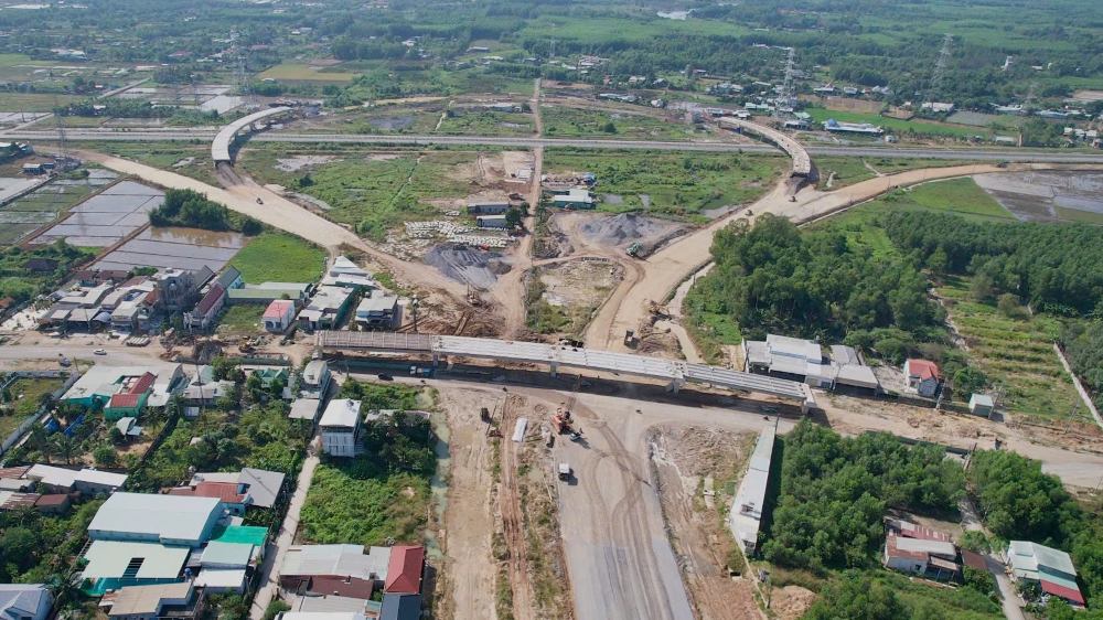 Nhịp thi công khẩn trương, dầm cầu được cẩu lắp liên tục tại nút giao với cao tốc Bến Lức – Long Thành.