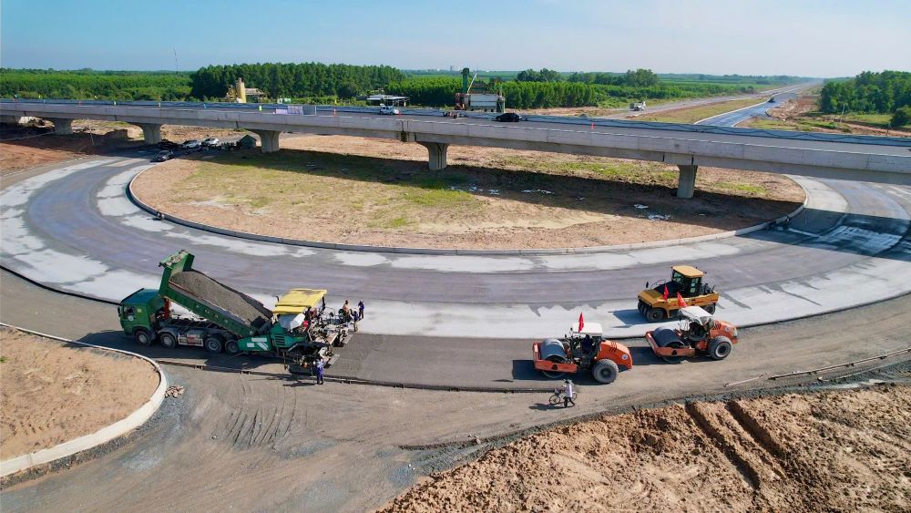  Tại đoạn qua Đồng Nai, công trường hoạt động liên tục từ sáng sớm. Máy ủi, xe ben, trạm trộn, lu rung vận hành không ngừng, tạo nên nhịp thi công đặc trưng của giai đoạn nước rút.