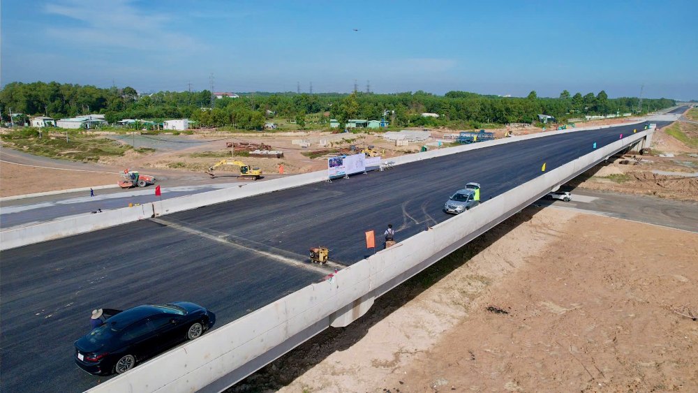 Gói thầu 26 tăng tốc thi công, máy lu hoạt động liên tục hoàn thiện nền đường trước khi thảm nhựa.