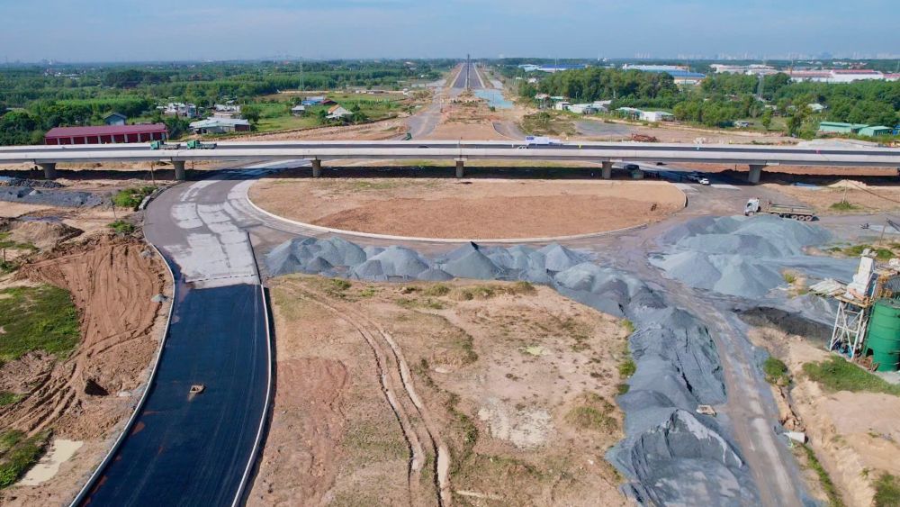 Nút giao đường Vành đai 3 TPHCM với đường tỉnh 25C đã cơ bản hoàn thành các hạng mục, đang thi công lan can tường chắn, thảm bê tông nhựa phần đường đầu cầu. 