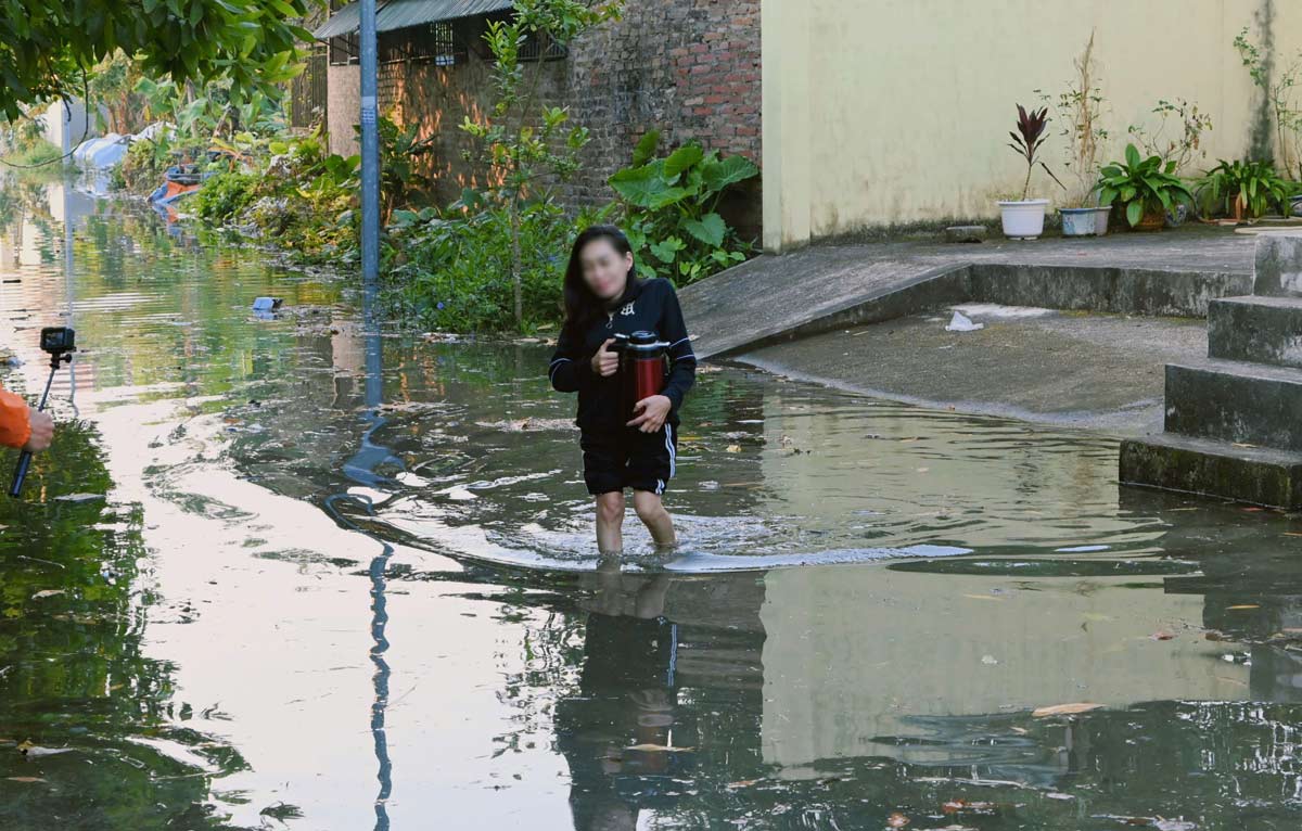 Tại xã Quảng Hà, nước biển dâng cao đã gây ngập lụt một số khu vực tại cửa