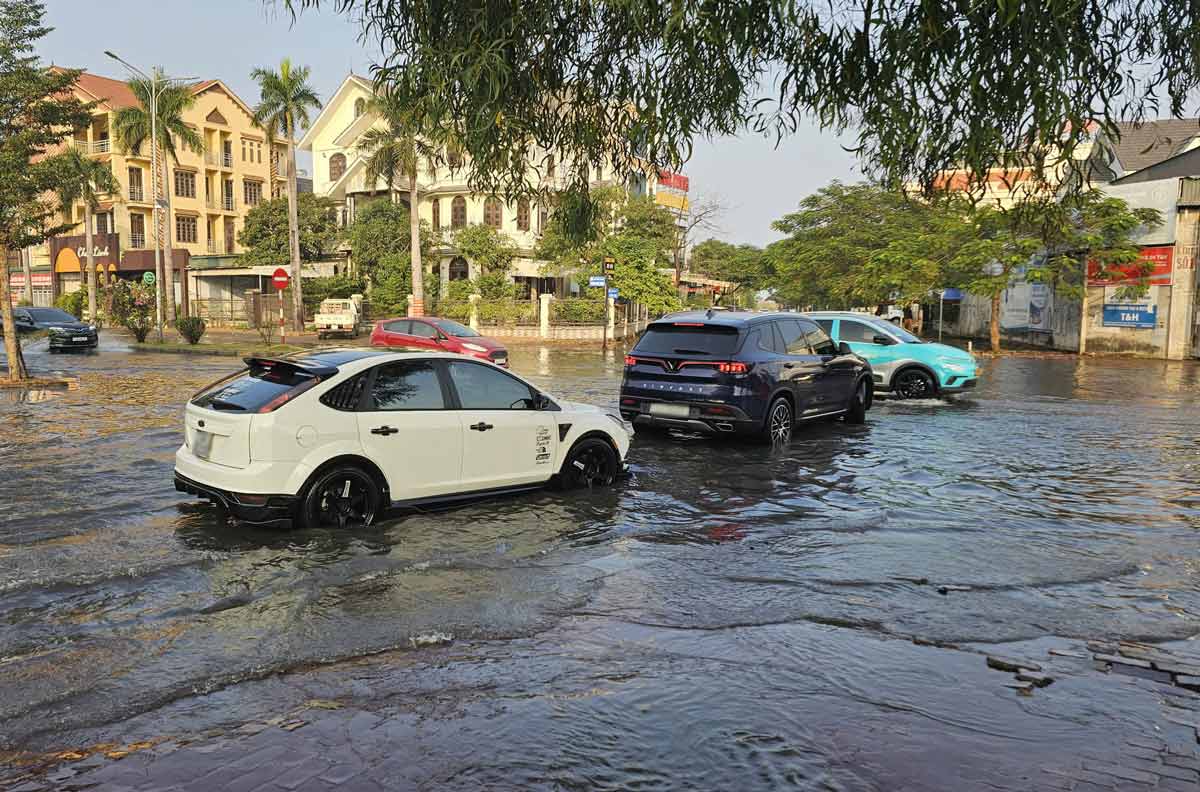 グエン・タイ・ホック通りとチャン・ニャン・トン通りの交差点（クアンニン省ホンガイ区）の海面上昇による洪水地点。写真：ドアン・フン