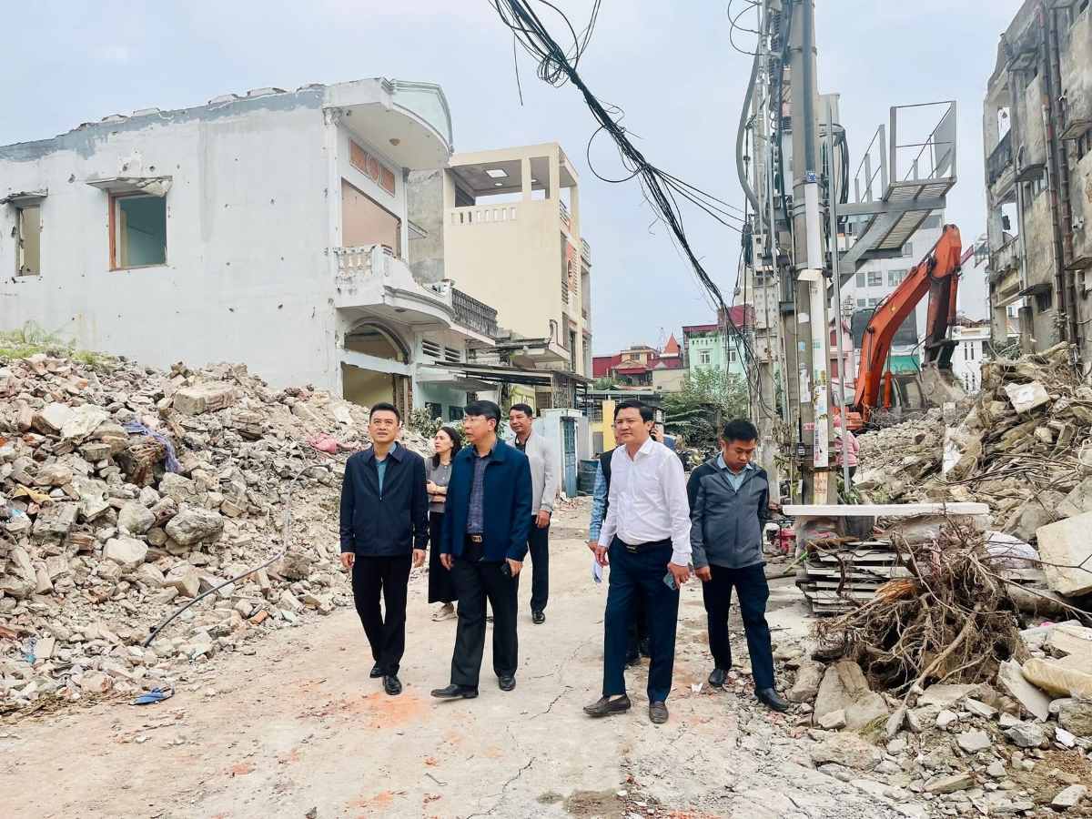 Lanh dao phuong Gia Vien kiem tra cong tac giai phong mat bang du an. Ảnh: Phuong Gia Vien
