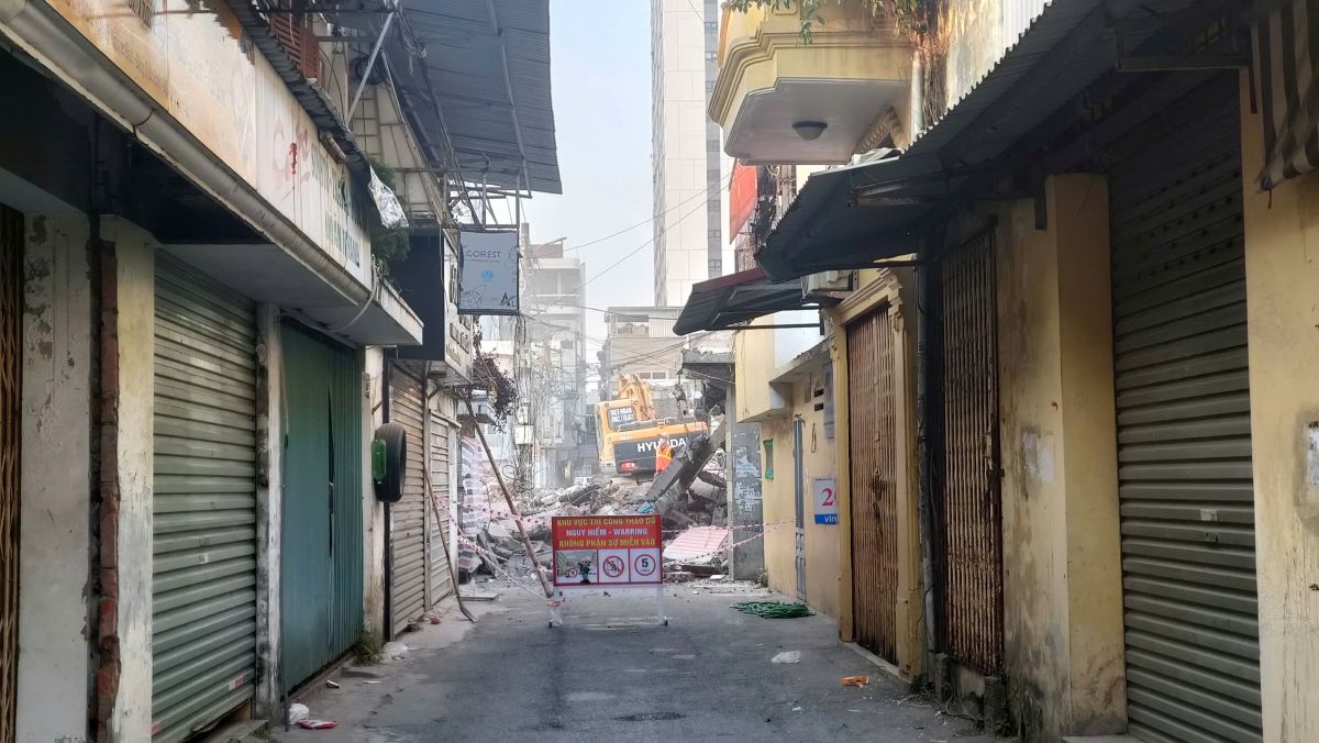 Phuong Gia Vien tien hanh pha do cac toa chung cu cu. Ảnh: Mai Dung