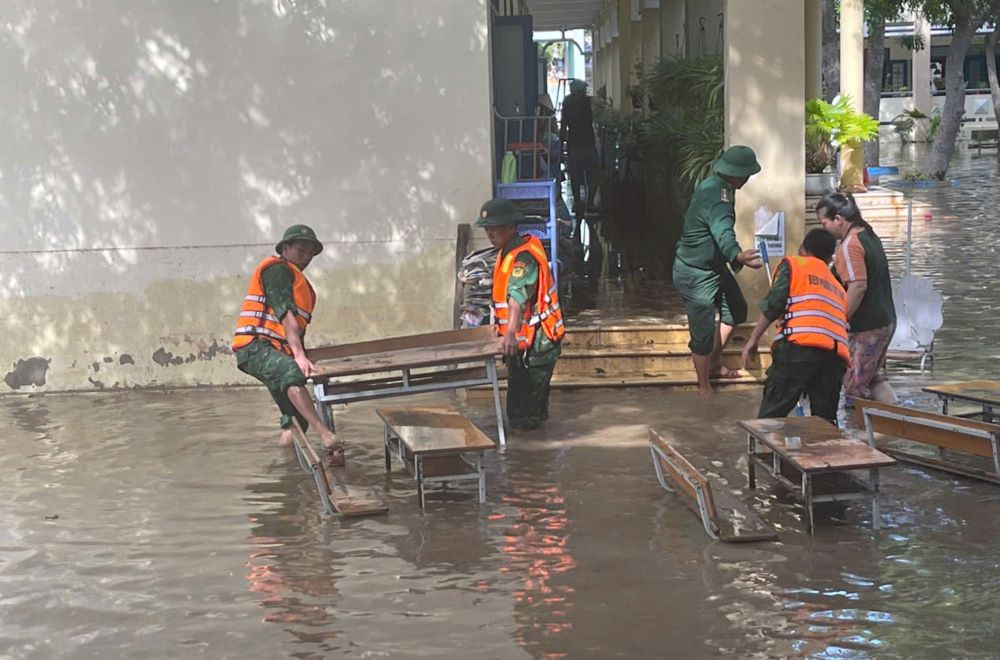 Can bo, chien si Bo doi Bien phong don bun dat, rac thai tai khu vuc truong hoc. Anh: Van Hoan