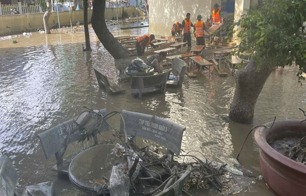 Can bo, chien si Bo doi Bien phong don bun dat, rac thai tai khu vuc truong hoc. Anh: Van Hoan