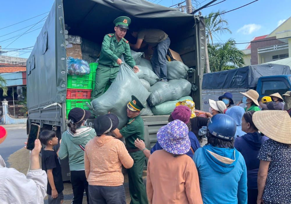 Border Guards support the transportation and distribution of food and necessities to support people in overcoming the consequences of floods. Photo: Van Hoan