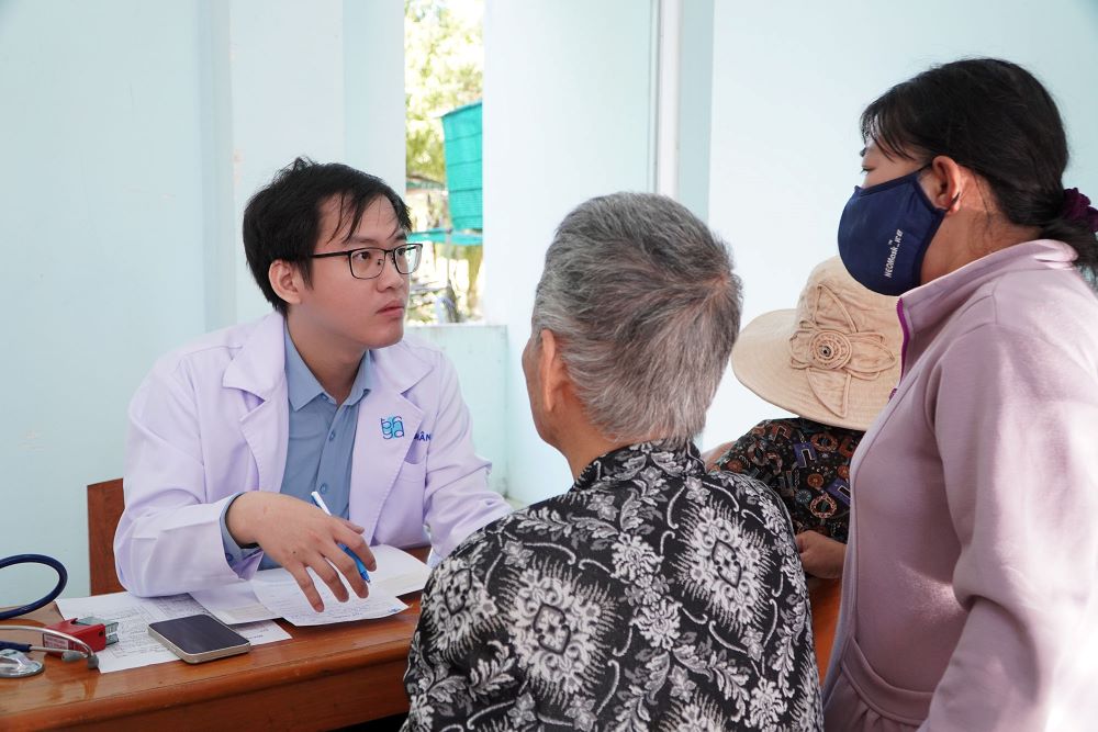 Bac si Benh vien Dai hoc Y Duoc TP. Ho Chi Minh kham benh, cap phat thuoc mien phi cho nhan dan. Van Hoan