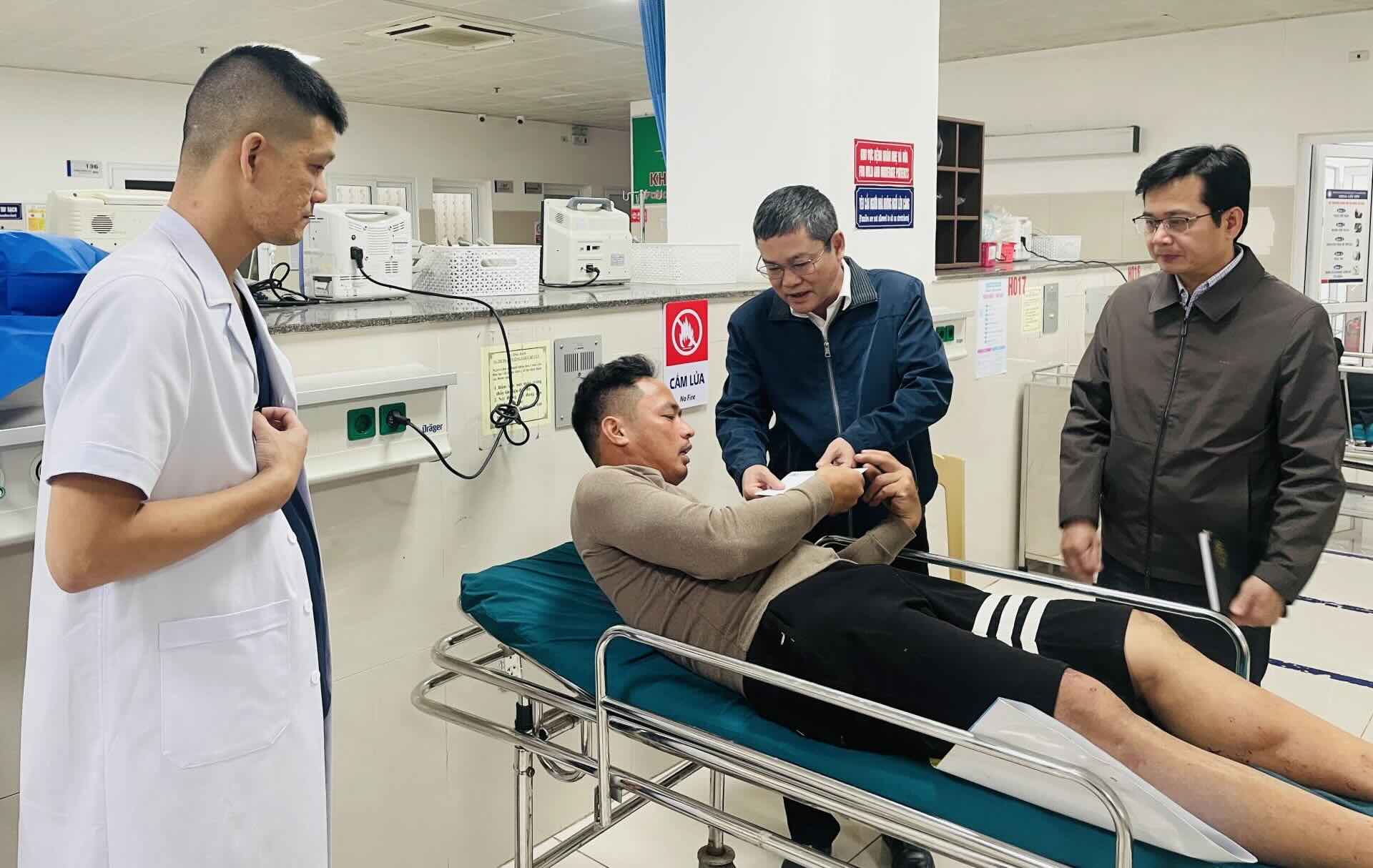 Ông Phan Phong Phú - Phó Chủ tịch UBND tỉnh Quảng Trị đã đến để thăm hỏi, động viên các nạn nhân. Ảnh: Thanh Hiếu