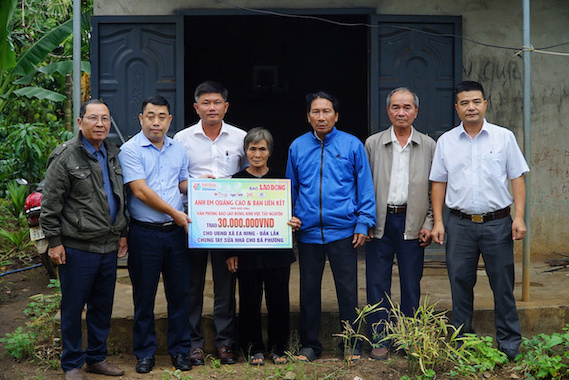 A representative of Lao Dong Newspaper presented 30 million VND to support Ms. Phuong in repairing her dilapidated and damaged house. Photo: Phan Tuan.