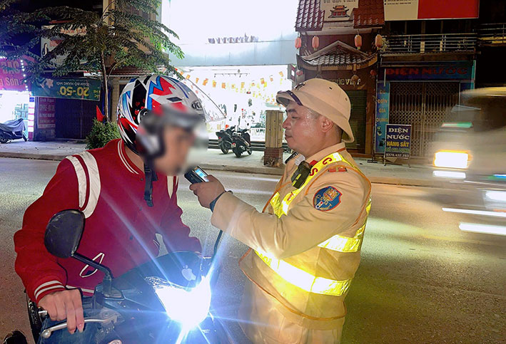 Lực lượng CSGT Hà Nội kiểm tra nồng độ cồn với người điều khiển phương tiện. Ảnh: Tiến Trạch