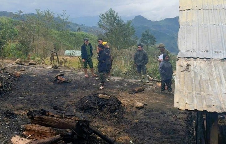 Cong an nhan dinh, bep lua suoi am ben gian cui kho, gay ra vu chay nha thuong tam. Anh: Xuan Hao