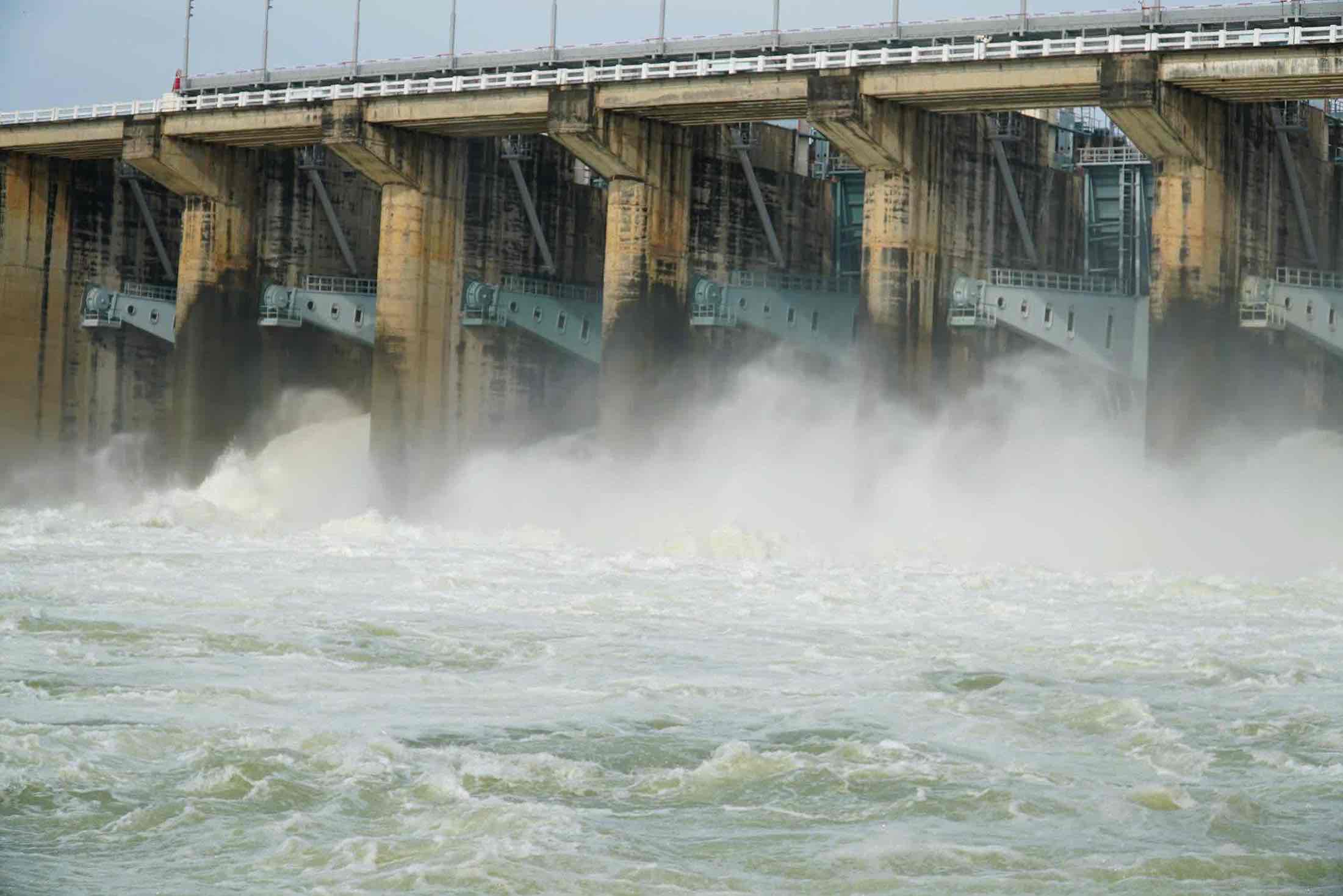 Tri An水力発電所の湖が氾濫したダムを通過する。写真:HAC