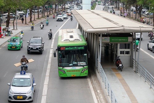 Chuyên gia đề xuất Hà Nội mở thêm làn đường dành riêng cho xe buýt