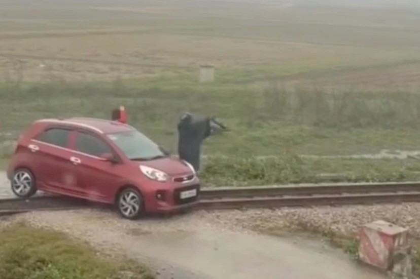 Ôtô do nữ tài xế điều khiển bị mắc kẹt trên đường sắt. Ảnh: Ngọc Anh