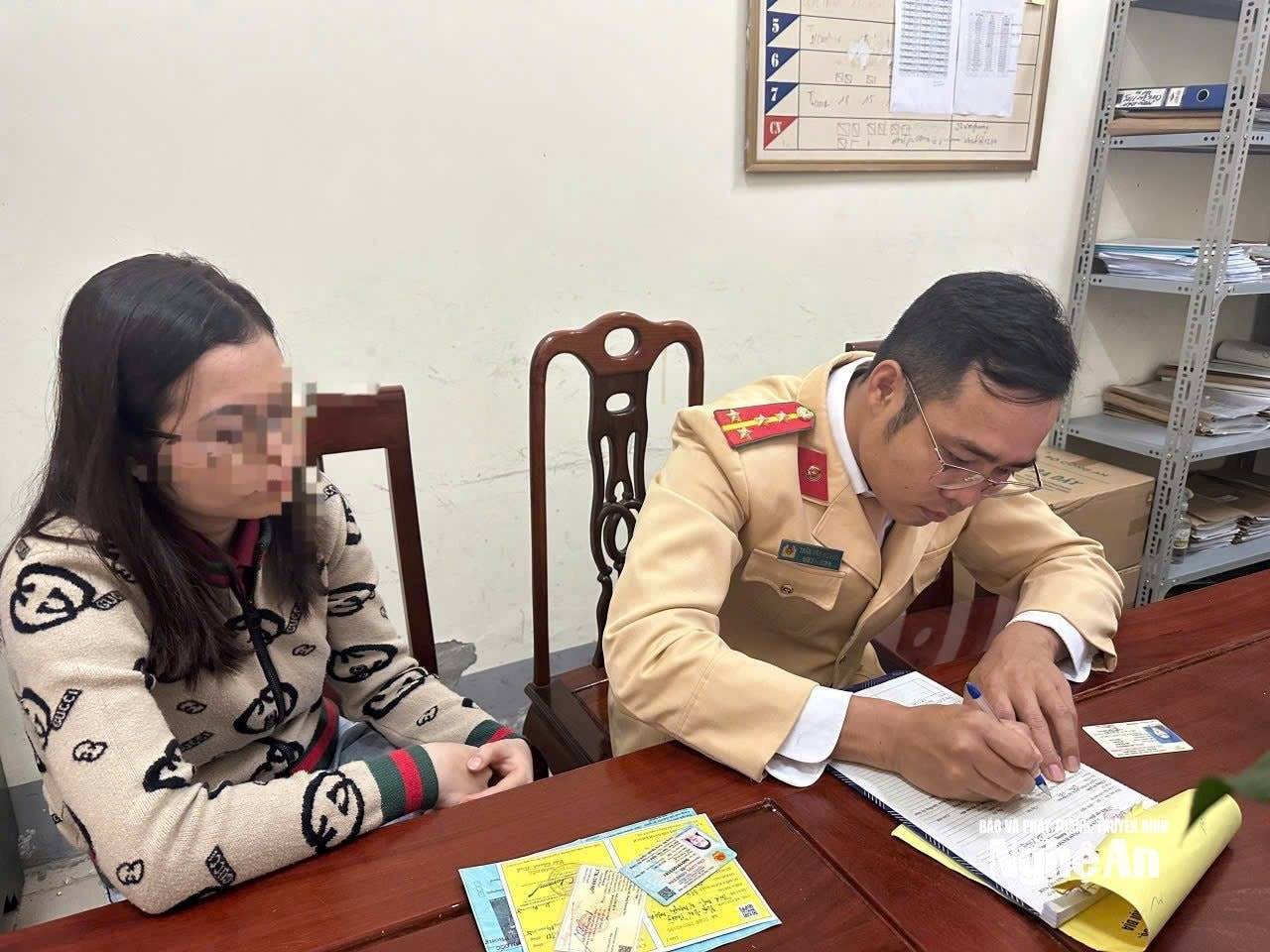 Nữ tài xế tại cơ quan công an. Ảnh: Ngọc Anh