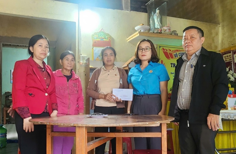 Công đoàn Núi Thành Đà Nẵng hỗ trợ đột xuất gia đình đoàn viên qua đời vì bệnh hiểm nghèo. Ảnh: ĐVCC