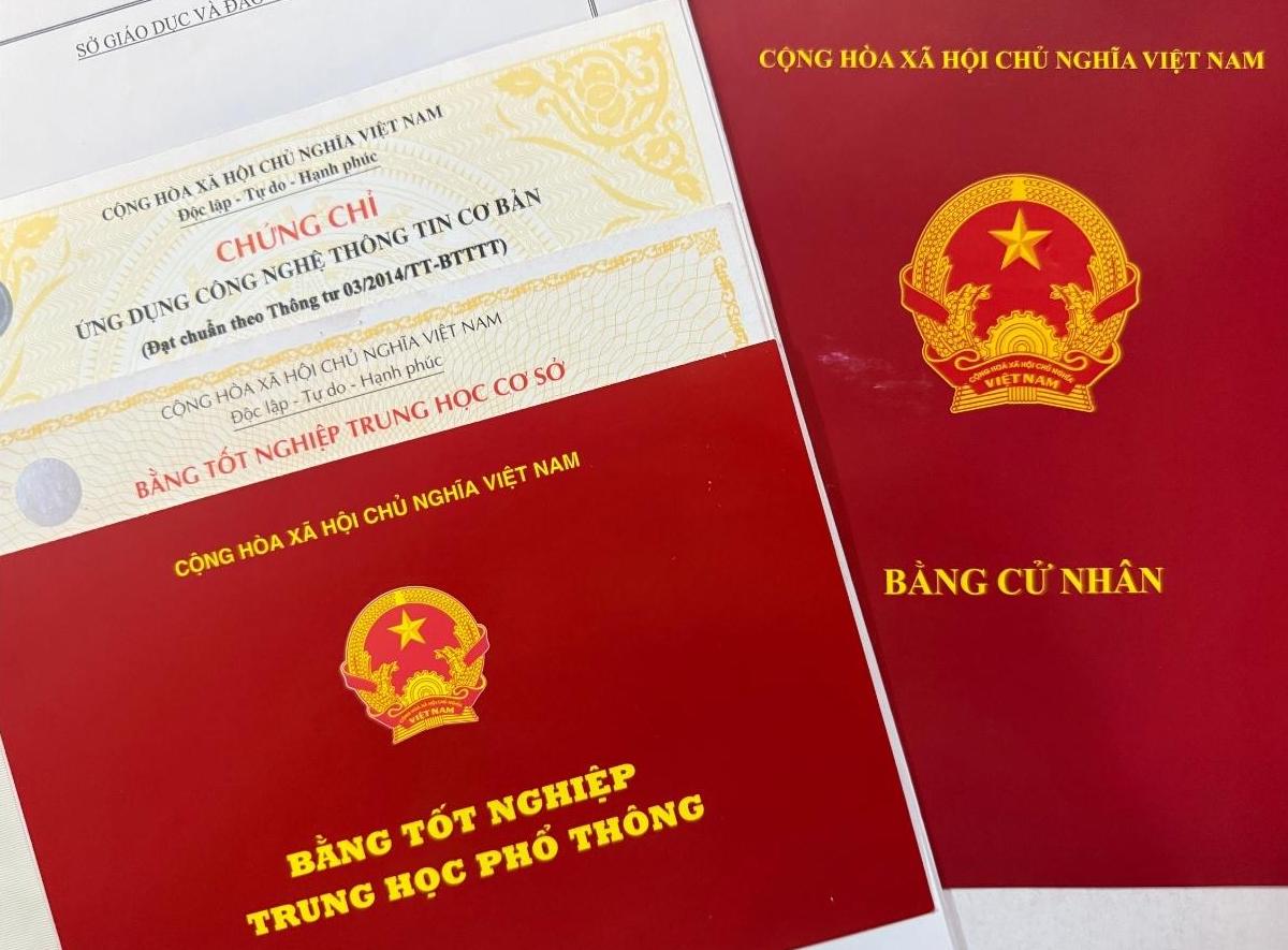 The synthesis of opinions, acceptance, and explanation of opinions on the draft Circular promulgating the Regulations on diplomas and certificates of the national education system is being consulted by the Ministry of Education and Training. Photo: Phuong Anh