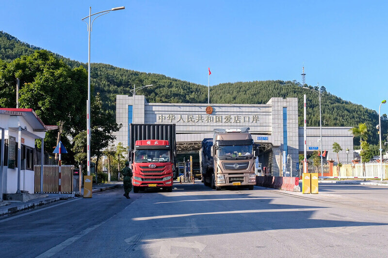 The two-way transportation of goods through specialized routes and customs clearance routes at the Huu Nghi (Vietnam) - Huu Nghi Quan (China) international border gate will be piloted from December 10. Photo: Khanh Linh