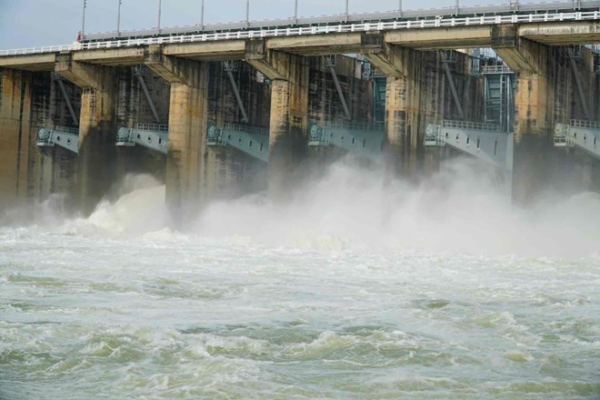 Ho thuy dien Tri An xa nuoc qua dap tran. Anh: HAC