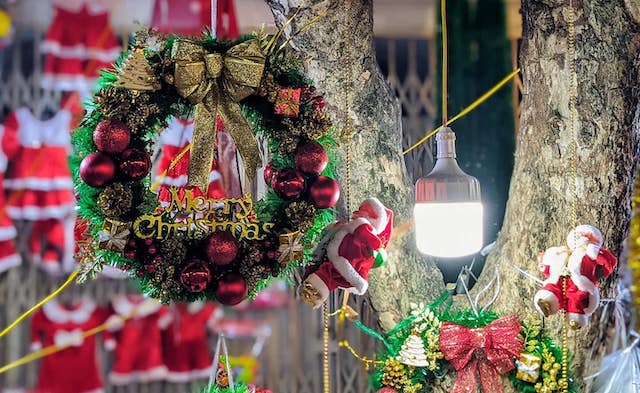 買い物や家の装飾は、クリスマスにカップルにとって有意義な活動です。写真:Ha Le